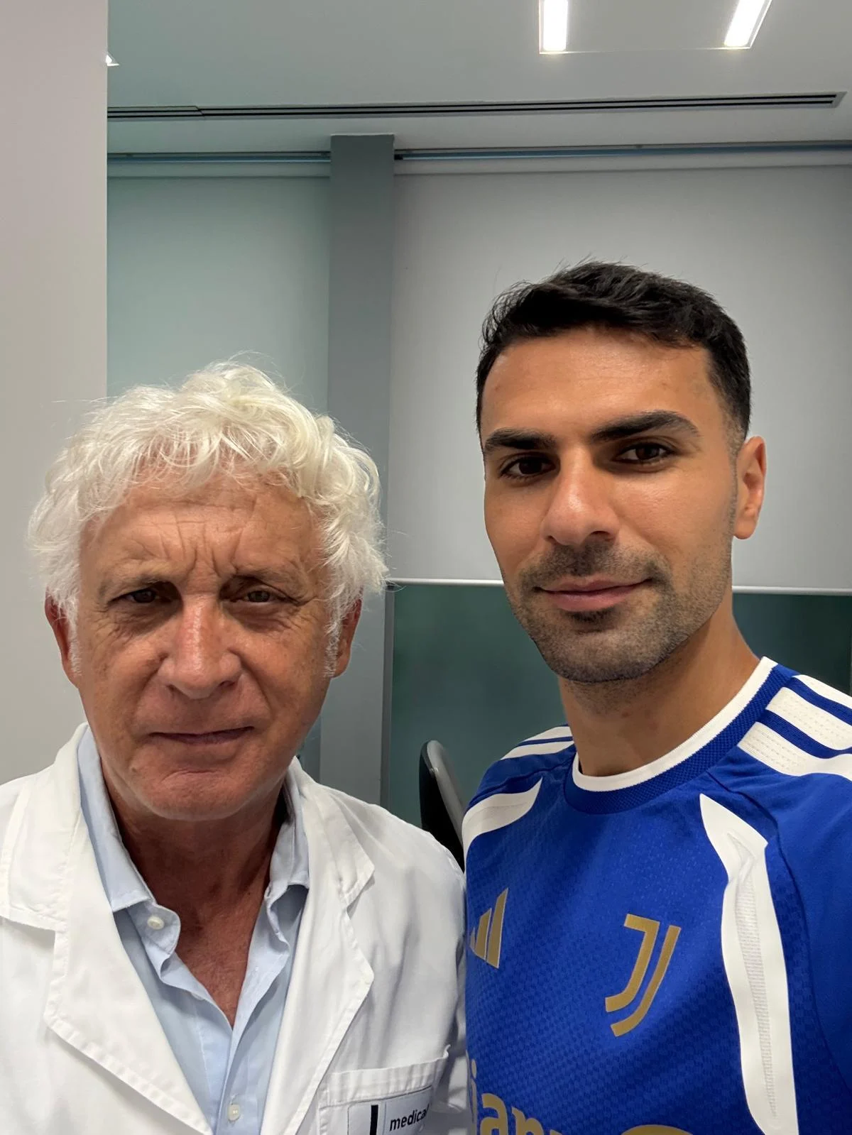 Il Dottor Libero Tubino con uno sportivo in maglia bianconera